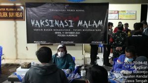 Tanpa Kenal Lelah Kapolres Kendal Turun Langsung Awasi Vaksinasi Malam Di Mapolsek Sukorejo