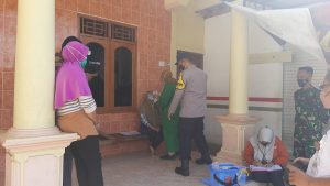 Pasien Dirawat, Babinsa Dampingi Nakes Tracing Kontak Erat Dirumah