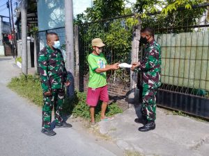 Cegah Penyebaran Covid-19, Koramil 02/Banjarsari Bersama Ba Otsus Bagikan Masker Gratis Kepada Warga