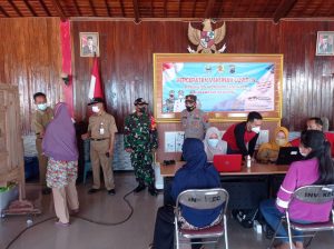 Danramil Dampingi Camat Ngadirojo Pantau Pelaksanaan Vaksinasi