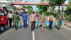 Babinsa Koramil 02/TB Bersama Kapolsek Tambora Salurkan Bantuan Paket Beras