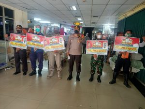 Cegah Penyebaran Covid-19, Babinsa Koramil 02/TB Bersama Tiga Pilar Gelar Sosialisasi PPKM