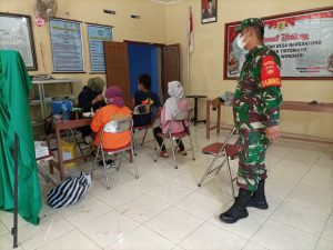 Babinsa Hargantoro Dampingi Warga Binaannya Dapatkan Suntikan Vaksin Covid-19