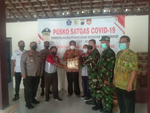 Kolaborasi Dandim 0728/Wonogiri Dan Kapolres Berikan Bantuan Sembako Kepada Warga Minggarharjo