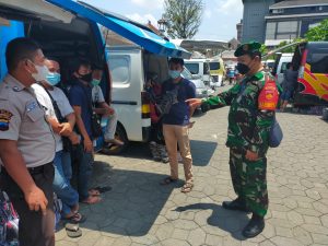 Tanpa Lelah Babinsa Kelurahan Kauman Sosialisasikan Pemberlakuan PPKM Level 2 di Wilayah
