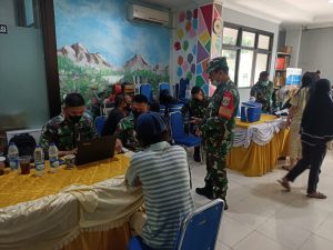 Danramil 02/TB Pantau Serbuan Vaksinasi TNI Dari Kodim 0503/JB di Kelurahan Kalianyar