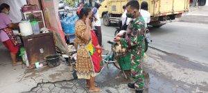 PPKM Level 2 Di Kota Solo, Babinsa Kelurahan Kepatihan Kulon Tetap Ingatkan Warga Patuhi Protkes