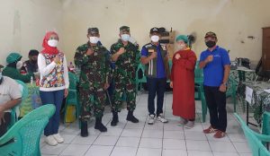 Danramil Matraman Dampingi Kakesdam Jaya Tinjau Serbuan Vaksinasi di RW.07 Kayu Manis