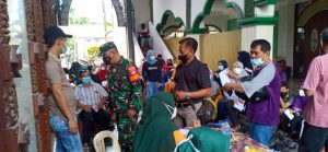 Hujan Tidak Jadi Halangan Warga RW.08 Kelurahan Jatinegara Datang Vaksin