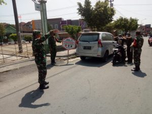 TNI Polri Bagikan Masker Gratis Saat Patroli