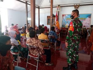 Dukung Program Vaksinasi, Koramil 17/Sidoharjo Terus Dampingi Nakes Suntikkan Vaksin Covid-19
