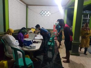 Polsek Tambelang Mengadakan Vaksinasi Sinovac Dosis 1 dan 2 Door to Door Kepada Masyarakat