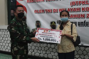 Rp. 6.6 M Dana Bantuan Digelontorkan Kepada 5.500 Pedagang Kaki Lima Dan Warung Melalui Kodim 0728/Wonogiri