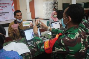 Koramil 23/Karangtengah Salurkan BTPKLW Kepada 77 Pedagang