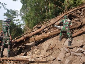 Yonzipur 18/YKR Buka Akses Jalan Untuk Suplai Logistik dan Air Bersih di Daerah Bencana