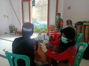 Serbuan Vaksinasi TNI Dari Kodim 0503/JB di Wilayah Binaan Koramil 02/TB Terus Berlanjut