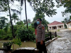 Patroli Kewilayahan, Polsek Tambelang Pantau Kenaikan Debit Air Sungai Luwung