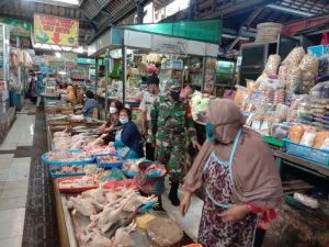 Serda Agus Aktif Dalam Penerapan PPKM Level 2 di Pasar Tradisional