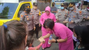 Bhayangkari Ranting Taman Sari Memberikan Makanan Gratis Kepada Warga
