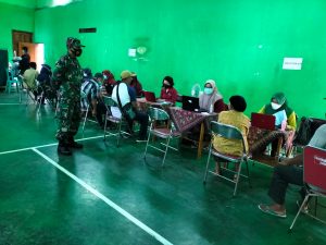 Babinsa Dampingi Masing-Masing Warga Binaan Terima Vaksin Covid-19
