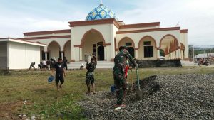 Satgas Pamrahwan Yonif Raider Khusus 732/Banau Melaksanakan Kerja Bakti Bersama Masyarakat Desa