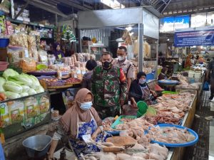 Di Masa PPKM Babinsa Bersama Satpam Patroli di Pasar Tradisional dan Himbuan Protokol Kesehatan