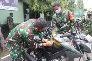 Dandim 0735/Surakarta Pimpin Penempelan Stiker Motor Dinas Babinsa
