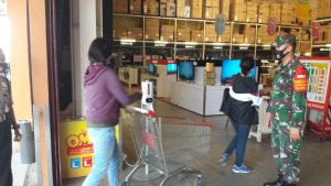 Sertu Suryo Laksanakan Penerapan PPKM di Grosir Lotte Mart, Ini Tujuannya
