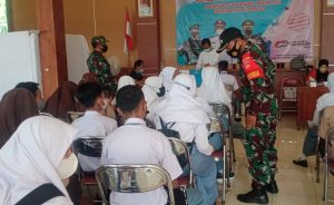 Danramil Bersama Forkopimcam Jatiroto Tinjau Pelaksanaan Vaksinasi