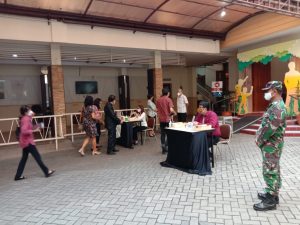 Dengan Prokes Ketat, Babinsa Kelurahan Jayengan Monitoring Kegiatan Ibadah Minggu Pagi