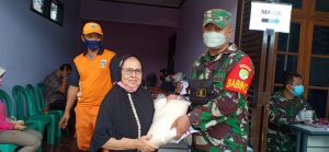 Woro-Woro Babinsa Duren Sawit, Pasukan BKO, Jemput Bola Ajak Warga Vaksin