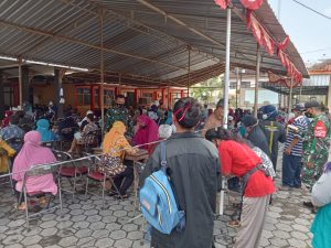 Anggota Koramil 06/Batuwarno Dampingi Pelaksanaan Vaksinasi Covid-19