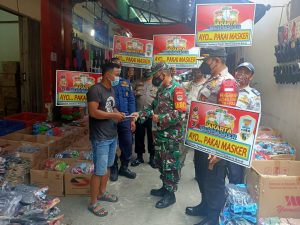 Cegah Penyebaran Covid-19, Babinsa Koramil 02/TB Laksanakan Sosialisasi PPKM di Pasar Perniagaan