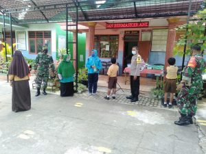 Babinsa Ingatkan Patuhi Prokes Untuk Usia Dini di SD Pandeya 3