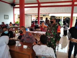 TNI-Polri Kecamatan Puhpelem Bersinergi Dampingi Pelaksanaan Vaksinasi Covid-19