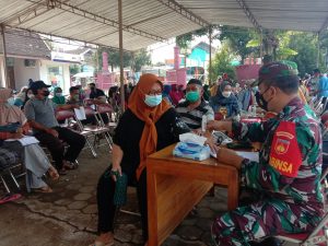 Bantu Kelancaran Kegiatan, Anggota Koramil 16/Jatiroto Selalu Dampingi Pelaksanaan Vaksinasi