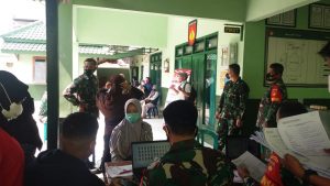 Letkol Inf Rivan Pantau Langsung Penyaluran BTPKLW Di Koramil 08/Giriwoyo