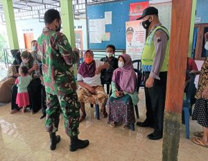 Demi Kelancaran, Babinsa Bersama Jajaran Forkopimcam Purwantoro Dampingi Vaksinasi