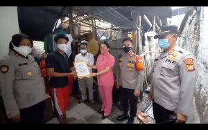 Kapolsek dan Ketua Bhayangkari Kalideres Memberikan Bantuan Kepada Keluarga Korban Akibat Musibah Runtuhnya Sebuah Bangunan