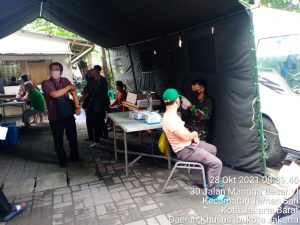 Meskipun Cuaca Mendung, Serbuan Vaksinasi Koramil 01/Ts Kodim 0503/JB Eksis Layani Masyarakat
