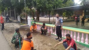 Jum’at Bersih, Koramil Dan Polsek Nguntoronadi Resik-Resik Masjid