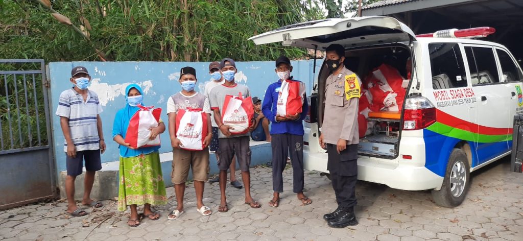 Polsek Tambelang Salurkan Bansos AKABRI 1999 Peduli Kepada Warga Desa Sukamantri