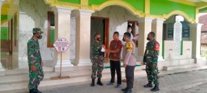 Ibadah Sambil Himbau Prokes, Babinsa Sambangi Masjid Darussalam