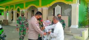 Ibadah Sambil Himbau Prokes, Babinsa Sambangi Masjid Darussalam