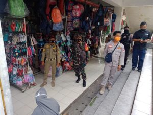 Anggota Koramil 04/Jebres Laksanakan Operasi Gabungan Cipta Kondisi di Masa PPKM Level 2