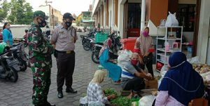 Terapkan PPKM Level 2 Serda Agus Santoso Sambangi Pasar Sangkrah