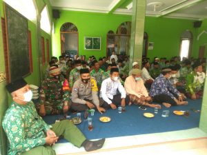 Memberikan Rasa Aman Kepada Jamaah Pengajian, Babinsa Laksanakan Pengamanan Kodim Sragen – Memberikan Rasa Aman Kepada Jamaah Pengajian, Babinsa Laksanakan Pengamanan