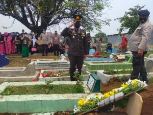 Polres Metro Jakarta Barat dan Polsek Kalideres Menggelar Upacara Pemberangkatan Jenazah Anggota Polri yang Meninggal Dunia