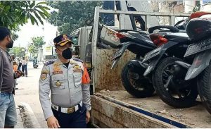 Parkir Sembarangan, Dishub Jakbar Tindak Tegas kendaraan Roda Dua Operasi Cabut Pentil (OCP) di Jalan Tanjung Duren Raya