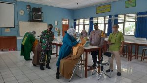 Berikan Rasa Aman Dan Nyaman Saat Kegiatan Belajar-Mengajar, Koramil Dan Polsek Jatisrono Dampingi Tenaga Kesehatan Laksanakan Rapid Test Secara Acak Di SMPN 2 Jatisrono